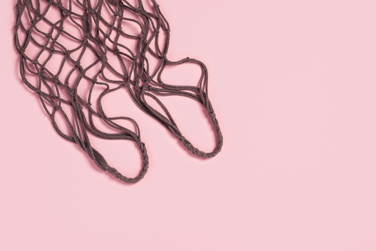 Foto concepto de cero residuos bolsa textil de malla con fondo rosa