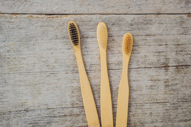 Concepto de cero residuos cepillo de dientes de bambú sobre fondo de madera artículos esenciales sin plástico cuidado de los dientes estilo de vida sostenible