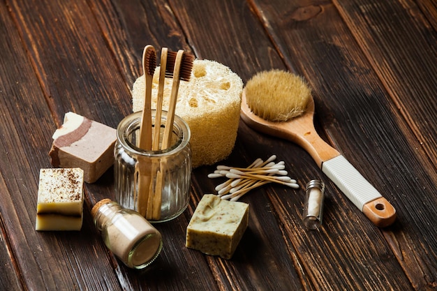 concepto de cero residuos, cepillos de dientes de bambú y luffa, accesorios de baño spa