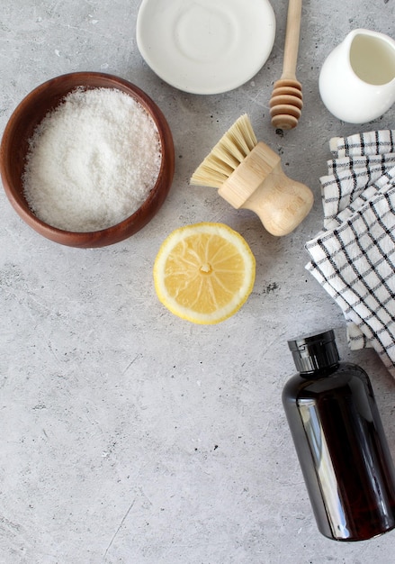 Concepto de cero residuos estilo de vida sostenible endecha plana cepillo de dientes de bambú ecológico natural jabón de coco detergente hecho a mano desodorante de cristal luffa palitos de oreja de bambú hojas verdes