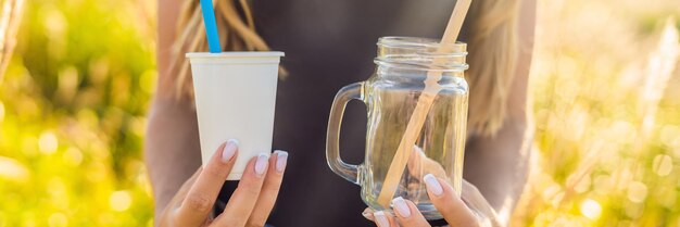 El concepto de cero residuos utiliza un vaso de plástico y una pajita de plástico o un tarro de albañil y una pajita de bambú sin residuos