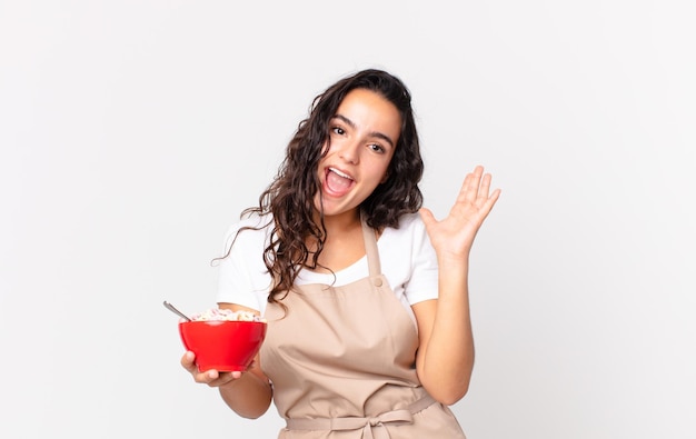 concepto de chef de mujer bonita preparando el desayuno