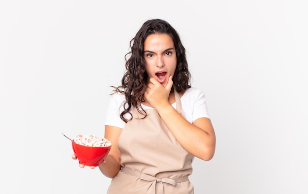 concepto de chef de mujer bonita preparando el desayuno