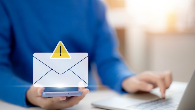 Concepto de cibercrimen Una mujer de negocios usa una computadora que muestra una pantalla de malware de un correo electrónico que piratea contraseñas de cuentas bancarias y datos personales