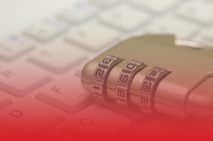 Foto concepto de ciberseguridad cerrojo metálico en el teclado que protege los datos digitales