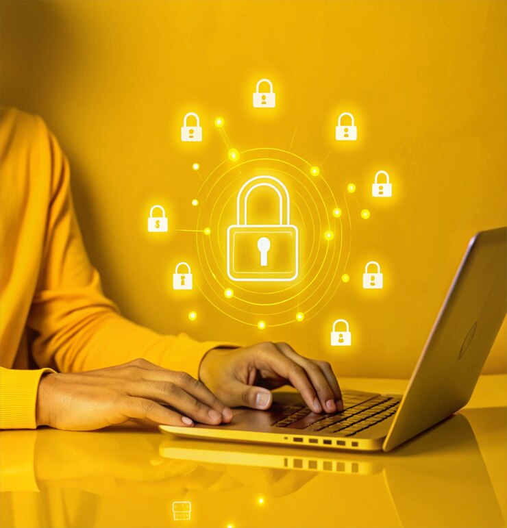 Concepto de ciberseguridad con icono de bloqueo en la pantalla del portátil