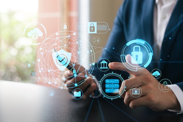 Concepto de ciberseguridad tecnología de seguridad de red global personas de negocios protegen la información personal encriptación con un icono de candado en la interfaz virtual