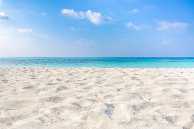 Concepto de cielo de arena de mar. Primer plano de arena en la playa y cielo azul de verano, tranquilidad e inspiración naturaleza