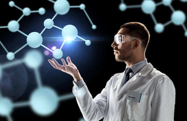 Concepto de ciencia, biología y personas: médico o científico masculino con bata blanca y gafas de seguridad con moléculas sobre fondo negro