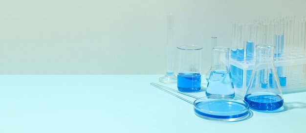 Concepto de ciencia con diferentes accesorios de laboratorio.