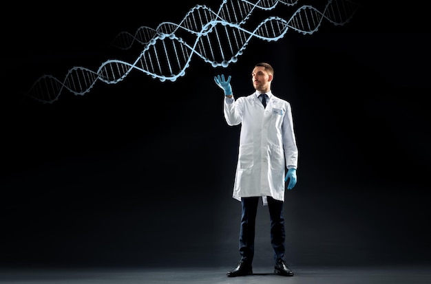 Concepto de ciencia, genética y personas: médico o científico con bata blanca y guantes médicos con proyección de molécula de ADN sobre fondo negro