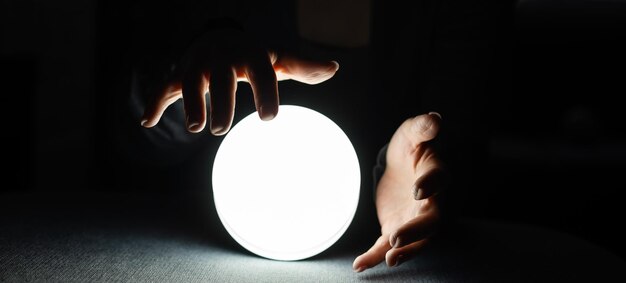 Foto concepto de las ciencias ocultas mujeres manos en una pelota para adivinar el futuro