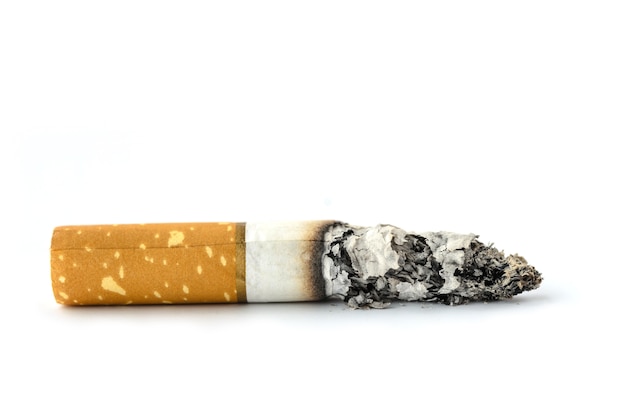 Concepto cigarrillo detener humo sobre fondo blanco aislado