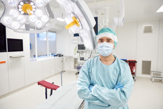Foto concepto de cirugía, medicina y personas - cirujano en quirófano de mascarillas en el hospital