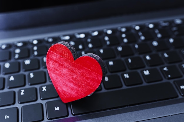 Concepto de citas en línea Citas en línea Corazón en el teclado de la computadora portátil