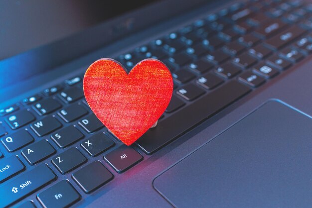 Concepto de citas en línea Citas en línea Corazón en el teclado de la computadora portátil