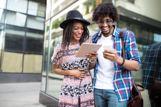 Concepto de citas, vacaciones de verano, ciudad y tecnología-pareja con tableta