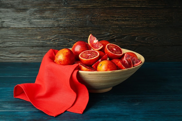 Concepto de cítricos con naranja roja sobre mesa de madera