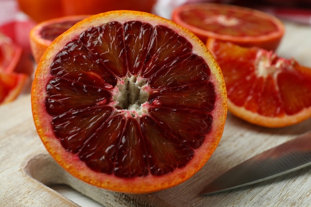 Concepto de cítricos con naranjas rojas, cerrar