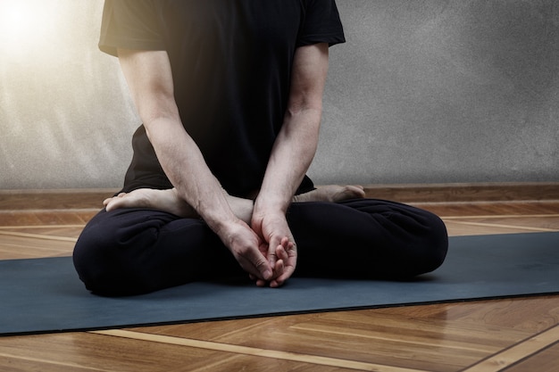 Concepto de clase de ejercicio de práctica de yoga. Hombre, hacer, yoga