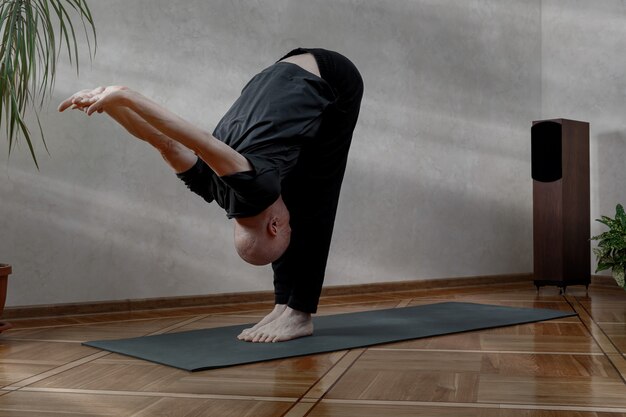 Concepto de clase de ejercicio de práctica de yoga. Hombre, hacer, yoga