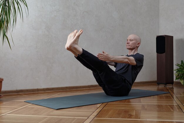 Concepto de clase de ejercicio de práctica de yoga. Hombre, hacer, yoga