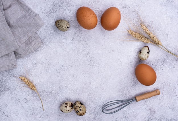Concepto de cocción con huevos y batidor