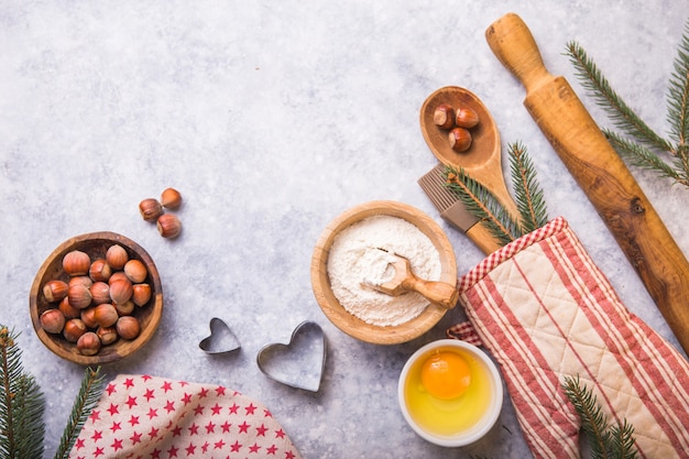 Concepto de cocción de invierno de Navidad, ingredientes para hacer galletas, hornear, pasteles