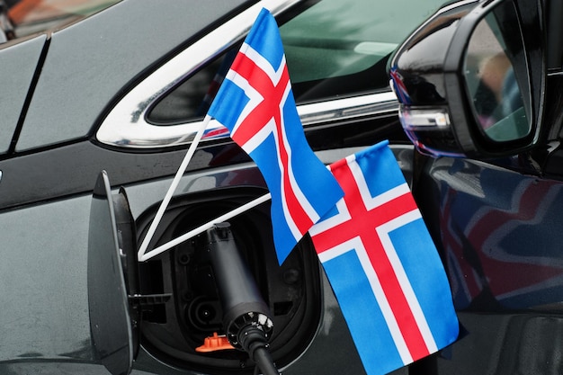 Concepto de coche ecológico de bandera de Islandia. Conexión de un proveedor de energía, carga de automóviles modernos.