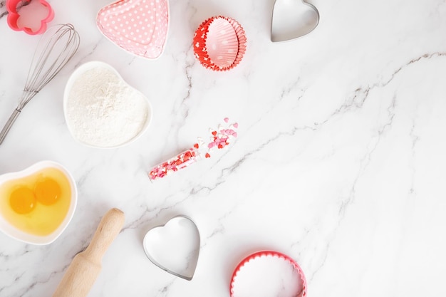 Concepto de cocina con amor cocinando para sus seres queridos horneando para el día de san valentín Vista superior Copiar espacio