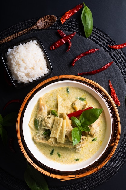 Concepto de cocina casera asiática pollo tailandés y arroz y curry verde de bambú bebé