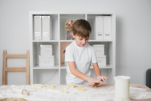 Concepto de cocina casera niño caucásico prepara pasteles