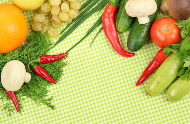 Concepto de cocina Comestibles sobre fondo de mantel