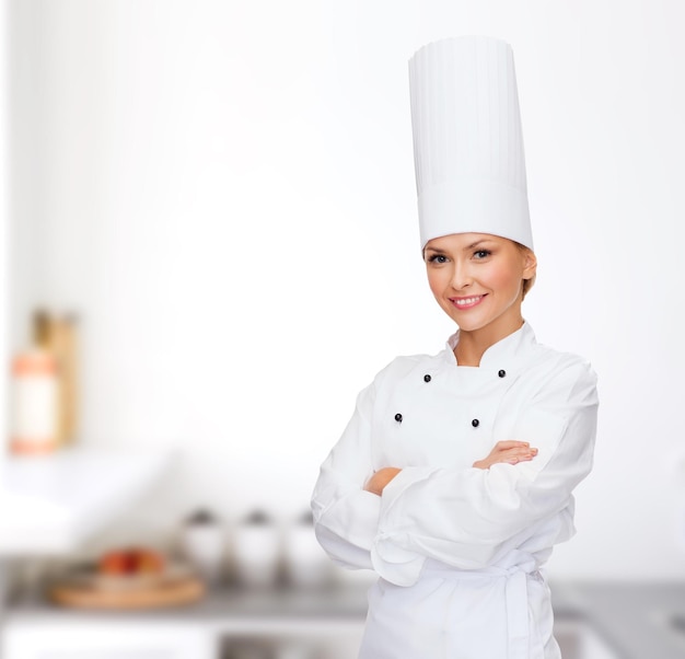 concepto de cocina y comida - chef sonriente con los brazos cruzados