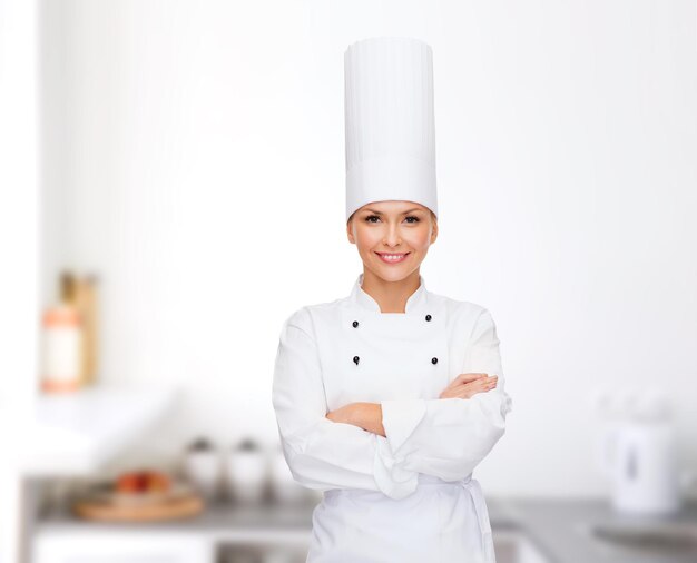 concepto de cocina y comida - chef sonriente con los brazos cruzados