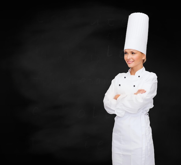 concepto de cocina y comida - chef sonriente con los brazos cruzados