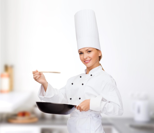 concepto de cocina y comida - chef sonriente con comida de degustación de pan y cuchara