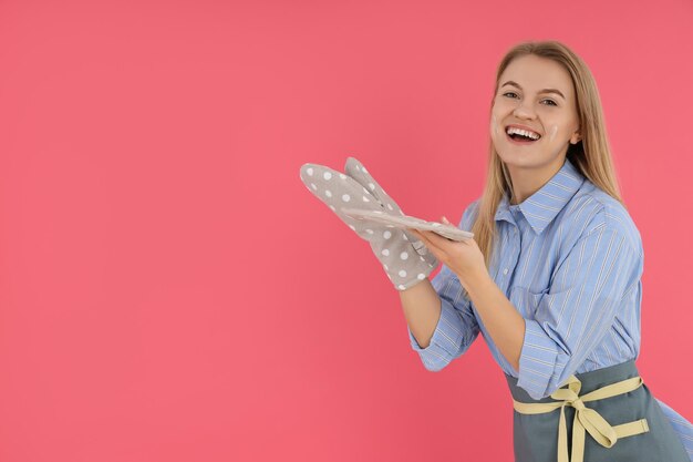 Concepto de cocina con espacio de mujer joven para texto