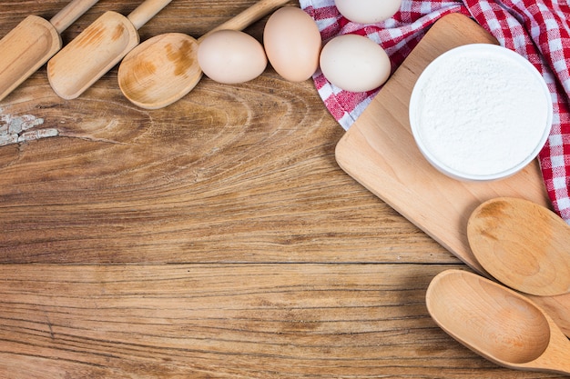 Concepto de cocina. Ingredientes básicos de cocción y herramientas de cocina de cerca