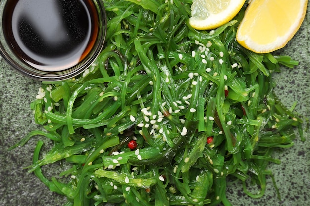 Concepto de cocina japonesa Ensalada Chuka de cerca