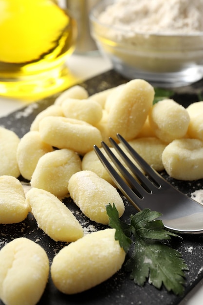 Concepto de cocina con ñoquis de patata cruda de cerca