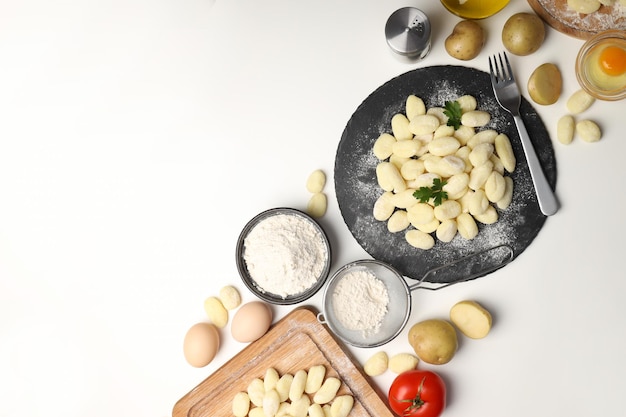 Concepto de cocina con ñoquis de patata cruda espacio para texto