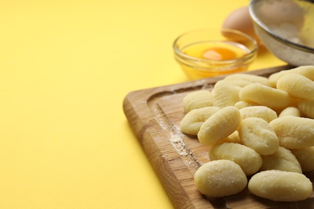 Concepto de cocina con ñoquis de patata cruda espacio para texto