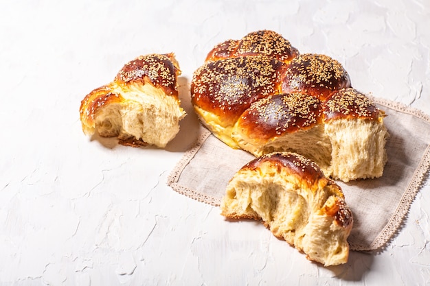 El concepto de cocina oriental. Fiesta nacional israelí judío jalá pan hecho de masa de levadura con huevos
