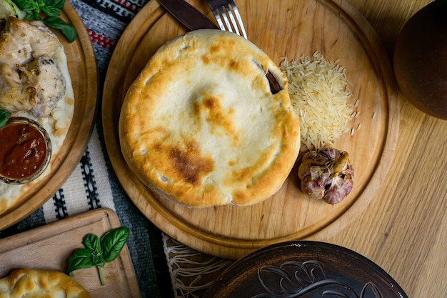 El concepto de cocina oriental. Pilaf uzbeko georgiano casero o plov de cordero servido en utensilios de cocina de hierro fundido.