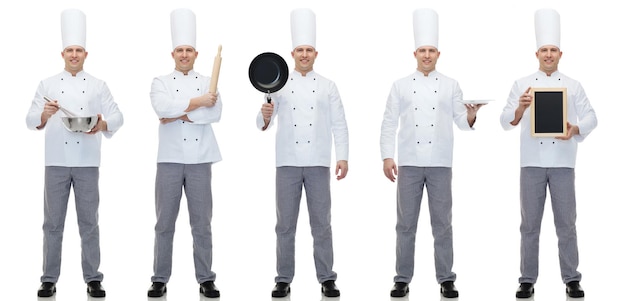 concepto de cocina, profesión, publicidad y personas - cocinero de chef masculino feliz mostrando y sosteniendo el menú en blanco y el tablero de utensilios de cocina
