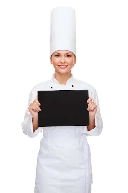 concepto de cocina, publicidad y comida - chef sonriente con papel negro en blanco