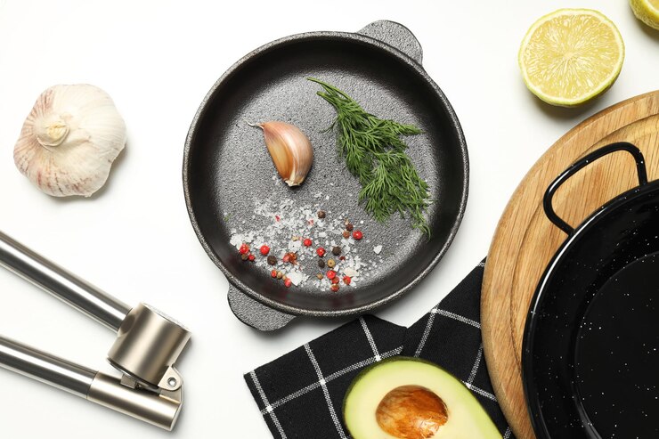 Concepto de cocina con sartén para cocinar comida casera.