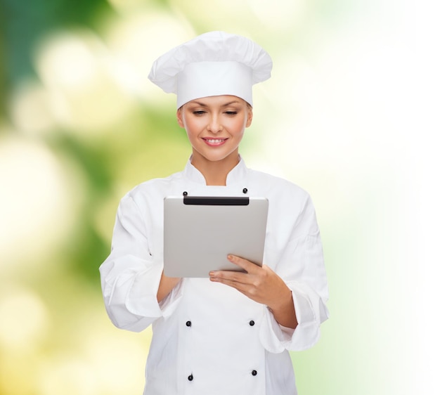 concepto de cocina, tecnología y comida - chef sonriente, cocinera o panadera con computadora de tablet pc