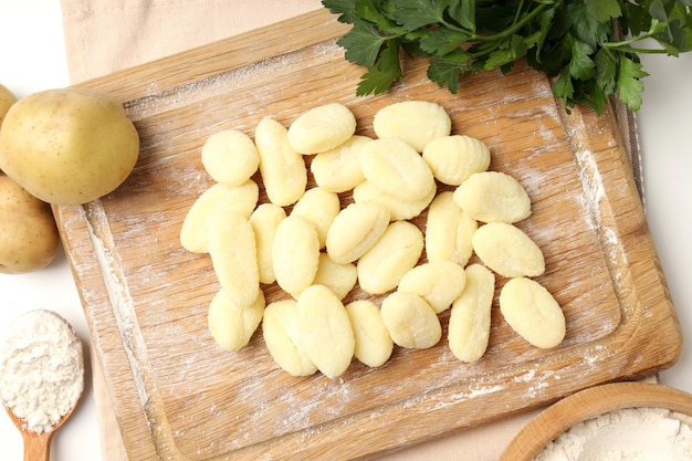 Concepto de cocina con vista superior de ñoquis de patata cruda